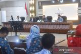 Peluncuran Aplikasi Bank Sampah- Wali Kota Kediri Abdullah Abu Bakar saat peluncuran aplikasi Bank Sampah di Balai Kota Kediri, Jawa Timur, Senin (31/10/2022). Aplikasi ini solusi pengelolaan sampah. ANTARA/HO-Pemkot Kediri-Asmaul