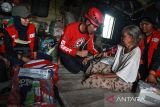 Selama banjir warga Kobar ini mengungsi di atas kelotok