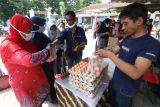  Warga antre membeli telur ayam murah seharga Rp22 ribu per kilogram saat operasi pasar yang diselenggarakan Tim Pengendali Inflasi Daerah (TPID) di Kelurahan Tempurejo, Kota Kediri, Jawa Timur, Kamis (3/11/2022). TPID Kota Kediri menggelar operasi pasar di sejumlah kelurahan untuk membantu warga mendapatkan bahan kebutuhan pokok berharga murah sebagai upaya mengendalikan inflasi pada level wajar. ANTARA Jatim/Prasetia Fauzani/zk