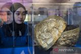 Pengunjung melihat koleksi bongkahan emas yang dipajang pada pameran Ngaguar Titinggal Karuhun di Museum Sri Baduga, Bandung, Jawa Barat, Kamis (3/11/2022). Pameran tersebut menampilkan koleksi koleksi langka Museum Sri Baduga tentang sejarah, budaya dan peralatan tradisional yang bertujuan sebagai refrensi bagi masyarakat warisan kekayaan Jawa Barat. ANTARA FOTO/Novrian Arbi/agr