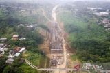 Foto udara proyek jalan tol Bogor-Ciawi-Sukabumi di Cicurug, Kabupaten Sukabumi, Jawa Barat, Kamis (3/11/2022). Bupati Sukabumi Marwan Hamami mengatakan uji coba Jalan Tol Bocimi Seksi Cigombong-Cibadak akan dilaksanakan pada momen Libur Natal 2022 dan Tahun Baru 2023. ANTARA FOTO/Raisan Al Farisi/agr