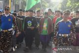 Wali Kota Kediri Abdullah Abu Bakar mengikuti jalan sehat santri sarungan yang digelar PCNU Kota Kediri di Kediri, Jawa Timur, Minggu (30/10/2022). Kegiatan ini masih dalam rangkaian Hari Santri Nasional 2022. ANTARA/ HO-Humas Pemkot Kediri/Asmaul