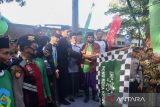 Wali Kota Kediri Abdullah Abu Bakar membuka jalan sehat santri sarungan yang digelar PCNU Kota Kediri di Kediri, Jawa Timur, Minggu (30/10/2022). Kegiatan ini masih dalam rangkaian Hari Santri Nasional 2022. ANTARA/ HO-Humas Pemkot Kediri/Asmaul