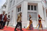 Presiden Direktur Maybank Indonesia Taswin Zakaria (tengah) bersama Deputi Direktur Kantor Perwakilan Bank Indonesia Jawa Timur L.M Bahtiar Zaadi (kiri) serta Deputi Direktur Pengawasan Lembaga Jasa Keuangan 1  OJK Regional 4 Jawa Timur  Budi Susetiyo (kedua kiri) dan Regional Direktur Jatim Bali Nusra Maybank Indonesia Indrajani Harsono (ketiga kiri) berjalan di depan Kantor Cabang Induk (KCI) Maybank Surabaya saat peresmian kantor tersebut, Surabaya, Jawa Timur, Jumat (4/11/2022). Dengan peresmian KCI Maybank Surabaya di gedung cagar budaya itu diharapkan dapat meningkatkan pelayanan kepada nasabah di Surabaya. ANTARA Jatim/Zabur Karuru/zk