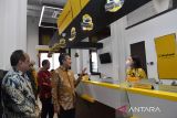 Presiden Direktur Maybank Indonesia Taswin Zakaria (ketiga kiri) bersama Deputi Direktur Pengawasan Lembaga Jasa Keuangan 1 OJK Regional 4 Jawa Timur Budi Susetiyo (kedua kiri) dan Staff Ahli Gubernur Jawa Timur Bidang Ekonomi Keuangan dan Pembangunan Joko Irianto (kiri) berbincang dengan pegawai bank di sela-sela peresmian Kantor Cabang Induk (KCI) Maybank Surabaya, Jawa Timur, Jumat (4/11/2022). Dengan peresmian KCI Maybank Surabaya di gedung cagar budaya tersebut diharapkan dapat meningkatkan pelayanan kepada nasabah di Surabaya. ANTARA Jatim/Zabur Karuru/zk