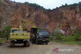 Petugas berpakain preman mengamankan satu unit eskavator di lokasi tambang galian C yang  tidak memiliki izin di Desa Glee Genting, Kabupaten Aceh Besar, Aceh, Jumat (4/11/2022). Aparat kepolisian dan pihak terkait akan terus melakukan penertiban sejumlah lokasi penambangan galian C yang beroperasi secara ilegal di daerah itu karena dikhawatirkan menyebabkan longsor mengancam pemukiman penduduk dan selain berdampak pada kerusakan  lingkungan. ANTARA FOTO/Ampelsa.