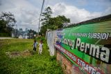 Dua orang anak bermain di perumahan subsidi di Cicurug, Kabupaten Sukabumi, Jawa Barat, Jumat (4/11/2022). Kementerian Pekerjaan Umum dan Perumahan Rakyat menargetkan pembangunan prasarana sarana dan utilitas (PSU) untuk 27.825 unit rumah subsidi pada 2023 mendatang dengan alokasi anggaran sebesar Rp 382 Miliar guna mendorong semangat pengembang perumahan membangun rumah subsidi untuk masyarakat. ANTARA FOTO/Raisan Al Farisi/agr