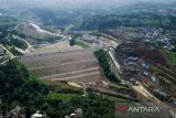 Foto udara proyek pembangunan Bendungan Ciawi di Kabupaten Bogor, Jawa Barat, Sabtu (5/11/2022). Kontraktor proyek pembangunan Bendungan Ciawi PT Brantas Abipraya menargetkan bendungan yang memiliki volume tampung 6.05 juta m3 dan luas genangan 39,40 hektare tersebut akan rampung pada akhir tahun 2022 yang nantinya akan mereduksi banjir sebesar 111,75 meter kubik per detik. ANTARA FOTO/Raisan Al Farisi/agr
