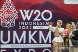 Pengunjung berswafoto dengan produk UMKM kuliner Jawa Barat pada acara W-20 Indonesia UMKM Expo di Gedung Sate Bandung, Jawa Barat, Minggu (6/11/2022). Pameran dalam memeriahkan rangkaian G-20 Indoesia tersebut menampilkan produk UMKM Jawa Barat hasil dari pelaku industri perempuan sekaligus mengangkat peran perempuan dalam memulihkan dan memajukan roda ekonomi. ANTARA FOTO/Novrian Arbi/agr
