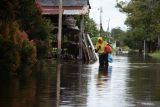 BANJIR LANDA KOTA SINGKAWANG. Seorang warga berjalan melintasi banjir di Kota Singkawang, Kalimantan Barat, Minggu (6/11/2022). Banjir setinggi 10 cm hingga 90 cm menggenangi sejumlah ruas jalan, pemukiman penduduk dan fasilitas umum di Kota Singkawang akibat tingginya curah hujan sejak Sabtu (5/11/2022) malam hingga Minggu (6/11/2022) di wilayah setempat. ANTARA FOTO/Reza Novriandi/jhwANTARA FOTO/REZA NOVRIANDI (ANTARA FOTO/REZA NOVRIANDI)