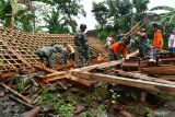  Sejumlah prajurit TNI, relawan dan warga merapikan reruntuhan rumah yang roboh akibat angin kencang di Desa Dawuhan, Pilangkenceng, Kabupaten Madiun, Jawa Timur, Senin (7/11/2022). Hujan deras disertai angin kencang mengakibatkan sebuah rumah rusak dan puluhan lainnya rusak, puluhan pohon tumbang, Minggu (6/11). Antara Jatim/Siswowidodo/zk
