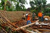 Sejumlah prajurit TNI, relawan dan warga merapikan reruntuhan rumah yang roboh akibat angin kencang di Desa Dawuhan, Pilangkenceng, Kabupaten Madiun, Jawa Timur, Senin (7/11/2022). Hujan deras disertai angin kencang mengakibatkan sebuah rumah rusak dan puluhan lainnya rusak, puluhan pohon tumbang, Minggu (6/11). Antara Jatim/Siswowidodo/zk