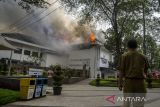 ASN melihat lokasi kebakaran gedung Pemerintah Kota (Pemkot) Bandung di Balai Kota Bandung, Jawa Barat, Senin (7/11/2022). Kebakaran tersebut diduga diakibatkan oleh percikan api saat perbaikan bangunan sehingga menghanguskan gedung Bappelitbang di area perkantoran Pemkot Bandung. ANTARA FOTO/Novrian Arbi/agr
