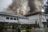 Suasana api dan kepulan asap yang terlihat saat kebakaran gedung Pemerintah Kota (Pemkot) Bandung di Balai Kota Bandung, Jawa Barat, Senin (7/11/2022). Kebakaran tersebut diduga diakibatkan oleh percikan api saat perbaikan bangunan sehingga menghanguskan gedung Bappelitbang di area perkantoran Pemkot Bandung. ANTARA FOTO/Novrian Arbi/agr
