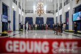 Suasana pelantikan Bupati Kabupaten Bandung Barat Hengky Kurniawan oleh Gubernur Jawa Barat di Gedung Sate, Bandung, Jawa Barat, Senin (7/11/2022). Gubernur Jawa Barat Ridwan Kamil resmi melantik Hengky Kurniawan sebagai Bupati Bandung Barat sisa masa jabatan 2018-2023 menggantikan Aa Umbara yang ditangkap Komisi Pemberantasan Korupsi (KPK). ANTARA FOTO/Raisan Al Farisi/agr
