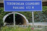 Pekerja menyelesaikan perbaikan badan Jalan Tol Cisumdawu di Pamulihan, Kabupaten Sumedang, Jawa Barat, Senin (7/11/2022). Ditjen Bina Marga bersama BPJT, Korlantas Polri dan Ditjen Perhubungan Darat telah melaksanakan uji laik fungsi Jalan Tol Cisumdawu seksi 2 dan 3 yang ditargetkan akan segera dibuka guna mendukung jalur libur Natal dan Tahun Baru. ANTARA FOTO/Raisan Al Farisi/agr