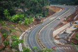 Pekerja menggunakan alat berat menyelesaikan perbaikan badan Jalan Tol Cisumdawu di Sinarmulya, Kabupaten Sumedang, Jawa Barat, Senin (7/11/2022). Ditjen Bina Marga bersama BPJT, Korlantas Polri dan Ditjen Perhubungan Darat telah melaksanakan uji laik fungsi Jalan Tol Cisumdawu seksi 2 dan 3 yang ditargetkan akan segera dibuka guna mendukung jalur libur Natal dan Tahun Baru. ANTARA FOTO/Raisan Al Farisi/agr