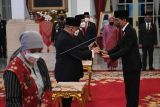 Presiden Joko Widodo (kanan) menyerahkan plakat kepada keluarga almarhum K.G.P.A.A. Paku Alam VIII saat acara penganugerahan gelar pahlawan nasional di Istana Negara, Jakarta, Senin (7/11/2022). Presiden Joko Widodo menganugerahkan gelar pahlawan nasional kepada almarhum Dr. dr. H.R. Soeharto asal Jawa Tengah, almarhum K.G.P.A.A. Paku Alam VIII asal DIY, almarhum dr. Raden Rubini Natawisastra dari Kalimantan Barat, almarhum H. Salahuddin bin Talibuddin dari Maluku Utara serta almarhum K.H. Ahmad Sanusi dari Jawa Barat. ANTARA FOTO/Akbar Nugroho Gumay/nym.