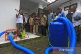 Petugas memperagakan pemasangan alat konverter BBM ke BBG kepada petani di Indramayu, Jawa Barat, Selasa (8/11/2022). Pendistribusian sebanyak 500 mesin diesel dan gas elpiji oleh Kementerian ESDM dan Pertamina kepada petani tersebut untuk membantu petani menghemat 30-50 persen kebutuhan energi. ANTARA FOTO/Dedhez Anggara/agr 
