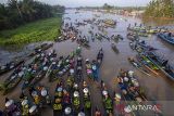 Sejumlah pedagang pasar terapung menjajakan dagangannya di atas perahu saat Festival Pasar Terapung Lok Baintan 2022 di Desa Sungai Pinang Lama, Kabupaten Banjar, Kalimantan Selatan, Selasa (8/11/2022). Festival yang diikuti sebanyak 500 lebih pedagang pasar terapung   tersebut bertujuan untuk melestarikan budaya dan meningkatkan perekonomian masyarakat serta menjadi salah satu daftar Kharisma Event Nusantara 2022 di Kalimantan Selatan. Foto Antaranews Kalsel/Bayu Pratama S.