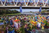 Sejumlah Pengunjung melihat pedagang pasar terapung  saat Festival Pasar Terapung Lok Baintan 2022 di Desa Sungai Pinang Lama, Kabupaten Banjar, Kalimantan Selatan, Selasa (8/11/2022). Festival yang diikuti sebanyak 500 lebih pedagang pasar terapung   tersebut bertujuan untuk melestarikan budaya dan meningkatkan perekonomian masyarakat serta menjadi salah satu daftar Kharisma Event Nusantara 2022 di Kalimantan Selatan. Foto Antaranews Kalsel/Bayu Pratama S.