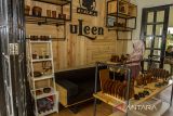 Pekerja sedang merapilkan produk-produk berbahan limbah kayu ulin di Gallery Uleen, Banjarbaru, Kalimantan Selatan, Selasa (8/11/2022). Kerajinan yang memanfaatkan limbah kayu ulin tersebut dijual dengan harga Rp20 ribu hingga Rp1,2 juta tergantung jenis dan tingkat kerumitannya serta telah ekspor ke beberapa negara asia seperti Jepang dan Singapura. Foto Antaranews Kalsel/Bayu Pratama S.