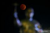 Bulan berwarna kemerahan saat fase gerhana bulan total di San Salvador, El Salvador, Selasa (8/11/2022). ANTARA FOTO/REUTERS/Jose Cabezas/foc.