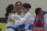 Sejumlah karateka Kota Banjarmasin berselebrasi usai memastikan medali emas karate beregu putri Pekan Olahraga Provinsi (Porprov) Kalsel di Kandangan, Kabupaten Hulu Sungai Selatan, Kalimantan Selatan, Selasa (8/11/2022). Kontingan karate Kota Banjarmasin berhasil keluar sebagai juara umum di cabang olahraga Karate Porprov XI Kalsel di Kabupaten Hulu Sungai Selatan. Foto Antaranews Kalsel/Bayu Pratama S.