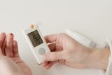 Tes tusuk dengan glukometer bukan untuk diagnosis diabetes