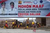 Sejumlah pekerja mengerjakan pembangunan tanggul rob di Belawan, Medan, Sumatera Utara, Selasa (8/11/2022). Tanggul yang dibangun Kementerian Pekerjaan Umum dan Perumahan Rakyat (PUPR) untuk mengatasi rob di kawasan tersebut dan saat ini pembangunannya baru mencapai 25 persen. ANTARA FOTO/Fransisco Carolio