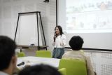 Prilly menjelaskan relasi media dan pesohir saat mengajar di UGM