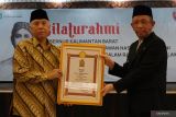  Gubernur Kalimantan Barat Sutarmidji (kanan) menyerahkan piagam gelar Pahlawan Nasional kepada Rubianto Wiyogo (kiri), perwakilan keluarga almarhum dr Rubini Natawisastra dalam acara silahturahmi Pemerintah Provinsi Kalbar dengan keluarga pahlawan nasional di Pontianak, Kalbar, Kamis (10/11/2022). Presiden Joko Widodo menganugerahkan gelar pahlawan nasional kepada almarhum dr Rubini Natawisastra dari Kalimantan Barat yang tewas dalam pembantaian massal tentara Jepang saat tragedi Mandor Berdarah pada 1941, atas kiprahnya dalam memperjuangkan kemerdekaan Indonesia serta menjalankan misi kemanusiaan dengan menjadi dokter keliling untuk melayani pengobatan di daerah terpencil dan pedalaman di Kalimantan Barat. ANTARA FOTO/Jessica Helena Wuysang