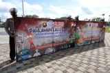 PAHLAWAN LALU LINTAS DI PONTIANAK. Empat anggota Dit Lantas Polda Kalbar memegang baliho tentang Pahlawan Lalu Lintas selama acara penarikan undian sayembara mencari Pahlawan Lalu Lintas usai upacara peringatan Hari Pahlawan di Kantor Gubernur Kalimantan Barat, Kamis (10/11/2022). Dalam rangka memperingati Hari Pahlawan, Dit Lantas Polda Kalbar melakukan pengundian untuk mencari pengendara yang tertib lalu lintas dan selalu menggunakan atribut keselamatan serta mematuhi peraturan kelengkapan berkendara, yang selanjutnya akan dinobatkan sebagai Pahlawan Lalu Lintas agar dapat memberikan inspirasi dalam menjaga kelancaran lalu lintas di jalanan. ANTARA FOTO/Jessica Helena Wuysang.