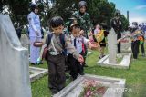 Siswa Taman Kanak-kanak (TK) menabur bunga di Taman Makam Pahlawan, Cikutra, Bandung, Jawa Barat, Kamis (10/11/2022). Ziarah ke TMP Cikutra tersebut dalam rangka memperingati Hari Pahlawan dan mengenang jasa pahlawan yang telah berjuang dalam merebut dan mempertahankan kemerdekaan Indonesia. ANTARA FOTO/Raisan Al Farisi/agr
