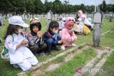 Siswa taman kanak-kanak (TK) berdoa di Taman Makam Pahlawan, Cikutra, Bandung, Jawa Barat, Kamis (10/11/2022). Ziarah ke TMP Cikutra tersebut dalam rangka memperingati Hari Pahlawan dan mengenang jasa pahlawan yang telah berjuang dalam merebut dan mempertahankan kemerdekaan Indonesia. ANTARA FOTO/Raisan Al Farisi/agr
