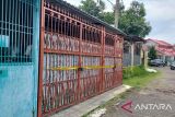 Polisi sebut bau busuk tercium dari rumah korban pukul 18.00 WIB