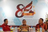 Sekretaris Jenderal Partai Demokrasi Indonesia Perjuangan Hasto Kristiyanto (tengah) bersama Dewan Pengawas independen LKBN ANTARA Monang Sinaga (kanan) dan Kepala LKBN ANTARA Biro Jatim Rahmat Hidayat (kiri) saling berbincang saat berkunjung di  Kantor ANTARA Biro Jatim, Surabaya, Jawa Timur, Jumat (11/11/2022). Kunjungan Sekjen PDIP di Surabaya selama tiga hari tersebut dalam rangka safari politik sekaligus memperkuat konsolidasi internal kader partainya. ANTARA Jatim/Naufal Ammar Imaduddin/zk