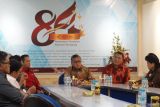 Sekretaris Jenderal Partai Demokrasi Indonesia Perjuangan Hasto Kristiyanto (tengah) bersama Dewan Pengawas independen LKBN ANTARA Monang Sinaga (kedua kanan), Connie Rahakundini Bakrie (kanan) dan Kepala LKBN ANTARA Biro Jatim Rahmat Hidayat (keempat kiri) saling berbincang saat berkunjung di  Kantor ANTARA Biro Jatim, Surabaya, Jawa Timur, Jumat (11/11/2022).  Kunjungan Sekjen PDIP di Surabaya selama tiga hari tersebut dalam rangka safari politik sekaligus memperkuat konsolidasi internal kader partainya. ANTARA Jatim/Naufal Ammar Imaduddin/Zk