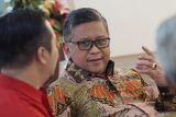 Sekretaris Jenderal Partai Demokrasi Indonesia Perjuangan Hasto Kristiyanto (kanan) berbincang dengan Kepala LKBN ANTARA Biro Jatim Rahmat Hidayat (kiri) saat berkunjung di  Kantor ANTARA Biro Jatim, Surabaya, Jawa Timur, Jumat (11/11/2022).  Kunjungan Sekjen PDIP di Surabaya selama tiga hari tersebut dalam rangka safari politik sekaligus memperkuat konsolidasi internal kader partainya. ANTARA Jatim/Naufal Ammar Imaduddin/zk