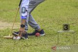 Pemain dari Kabupaten Banjar memukul bola saat melawan tim dari Kota Banjarmasin pada pertandingan gateball Pekan Olahraga Provinsi (Porprov) di Kandangan, Kabupaten Hulu Sungai Selatan, Kalimantan Selatan, Minggu (13/11/2022). Olahraga rekreasi dan permainan gateball menjadi salah satu cabang olahraga yang dipertandingkan di Porprov XI Kalimantan Selatan. Foto Antaranews Kalsel/Bayu Pratama S.