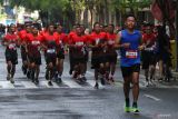 Sejumlah pelari mengikuti Jatim Run For Heroes 2022 di Surabaya, Jawa Timur, Minggu (13/11/2022). Lomba dengan kategori lari 5 kilometer dan 10 kilometer itu diikuti sekitar 2.000 peserta dari berbagai daerah serta mancanegara. Antara Jatim/Didik Suhartono/Ds