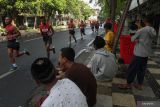Sejumlah pelari mengikuti Jatim Run For Heroes 2022 di Surabaya, Jawa Timur, Minggu (13/11/2022). Lomba dengan kategori lari 5 kilometer dan 10 kilometer itu diikuti sekitar 2.000 peserta dari berbagai daerah serta mancanegara. Antara Jatim/Didik Suhartono/Ds