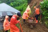 BPBD Agam bersihkan material longsor timpa rumah warga