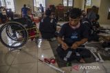 Penyandang disabilitas menyelesaikan pembuatan tongkat adaptif bagi disabilitas netra di BRSPDSN Wyata Guna, Bandung, Jawa Barat, Senin (14/11/2022). Kementerian Sosial melalui BRSPDSN Wyata Guna memproduksi sedikitnya 500 tongkat adaptif yang dilengkapi sensor air, sensor rekaman suara digital dan GPS untuk dibagikan kepada penerima manfaat disabilitas netra di sejumlah daerah di Bandung hingga Lampung. ANTARA FOTO/Novrian Arbi/agr
