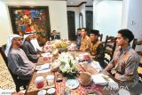 Jokowi dan Presiden UAE tanam pohon di pekarangan Masjid Sheikh Al Zayed di Surakarta