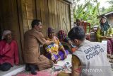 Petugas Puskesmas Cidolong memeriksa kesehatan warga saat program Puskesmas Keliling (Pusling) di Dusun Gunungsari, Kecamatan Cidolog, Kabupaten Ciamis, Jawa Barat, Senin (14/11/2022). Pemerintah Daerah Provinsi Jawa Barat mengoptimalkan peran dan fungsi Pusling dalam implementasi Program Indonesia Sehat dengan Pendekatan Keluarga (PIS-PK) dengan mendatangi langsung ke masyarakat. ANTARA FOTO/Adeng Bustomi/agr
