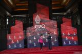 Kemudikan sendiri mobil golf, Presiden Jokowi antarkan tamu KTT G20 makan siang