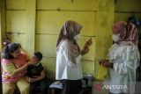 Tenaga kesehatan menyiapkan vaksin campak bagi seorang anak saat layanan imunisasi campak dari rumah ke rumah di Andir, Bandung, Jawa Barat, Rabu (16/11/2022). Puskesmas Garuda melakukan penyisiran balita yang belum mendapatkan imunisasi campak dari rumah ke rumah guna meningkatkan cakupan BIAN di Jawa Barat. ANTARA FOTO/Raisan Al Farisi/agr