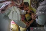 Tenaga kesehatan menyuntikkan vaksin campak kepada seorang anak saat layanan imunisasi campak dari rumah ke rumah di Andir, Bandung, Jawa Barat, Rabu (16/11/2022). Puskesmas Garuda melakukan penyisiran balita yang belum mendapatkan imunisasi campak dari rumah ke rumah guna meningkatkan cakupan BIAN di Jawa Barat. ANTARA FOTO/Raisan Al Farisi/agr
