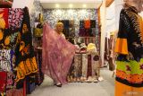 Pekerja menunjukkan kain batik 'eco-print'  di salah satu stan saat 'Batik Fashion Fair' di Grand City Mall, Surabaya, Jawa Timur, Rabu (16/11/2022). Pameran berbagai busana batik dari berbagai daerah itu berlangsung sampai 20 November 2022. Antara Jatim/Didik Suhartono/Ds